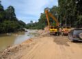SEBAHAGIAN jentera berat yang dirampas oleh PGA semasa melakukan serbuan di kegiatan mencuri pasir di Kampung Pahi, Kuala Krai, Kelantan semalam-IHSAN PGA.