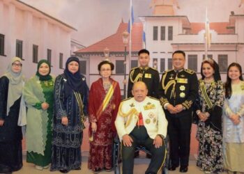 TUANKU Syed Sirajuddin Jamalullail (duduk) dan Tuanku Tengku Fauziah Almarhum Tengku Abdul Rashid (empat dari kiri) bersama Tuanku Syed Faizuddin Putra Jamalullail serta Tuanku Dr. Hajah Lailatul Shahreen Akashah Khalil beserta cucu-cucu baginda berdua.