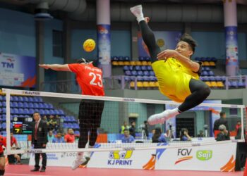 AZLAN Alias (kanan) melakukan libasan bola ke arah pemain Filipina bagi acara regu pada Kejohanan ASTAF Sepaktakraw Piala Asia 2025 di Stadium Titiwangsa di sini hari ini. GAMBAR: FARIZ RUSADIO