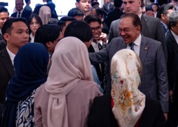 ANWAR dan barisan menteri Kabinet bersama pelajar Malaysia di Moscow Rusia