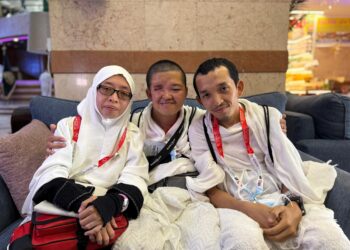 AMINUDDIN (tengah) bersama kakak dan adiknya ketika ditemui di penginapan jemaah di Hotel Land Premium, Mekah baru-baru ini.