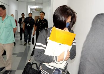 SIA JOO HOE didakwa atas tuduhan memberi rasuah kepada anggota penguat kuasa MBIP di Mahkamah Sesyen, Johor Bahru. - UTUSAN/ RAJA JAAFAR ALI