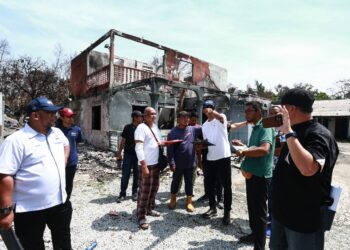 Penduduk Kuala Sg baru bersama kontraktor lantikan SPNB melawat tapak perumahan yang terkesan dengan letupan saluran paip gas di Putra Heights, April lalu.