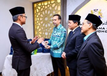 Sultan Ibrahim berkenaan mengucapkan selamat jalan kepada 500 bakal jemaah haji rombongan.