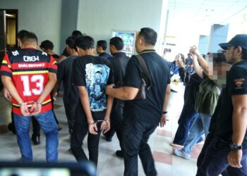 LIMA individu termasuk remaja lelaki di bawah umur didakwa di Mahkamah Majistret Seremban semalam atas pertuduhan menyebabkan cedera parah ke atas seorang pelajar sekolah dan melakukan rusuhan awal bulan lalu.-UTUSAN/MOHD. SHAHJEHAN MAAMIN.