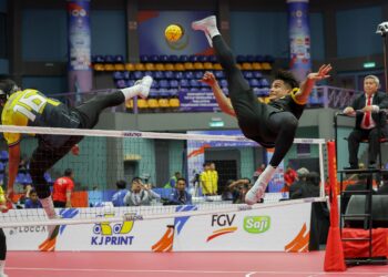 PEMAIN Malaysia, Mohamad Azlan Alias (dua kanan) membuat libasan bola ke arah Pemain Brunei, Zatie Hidayat Saidi bagi acara regu pada Kejohanan ASTAF Sepaktakraw Piala Asia 2025 di Stadium Titiwangsa di sini hari ini.UTUSAN/FARIZ RUSADIO