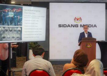 FAHMI Fadzil ketika sidang akhbar di Kementerian Komunikasi Putrajaya. - UTUSAN/FAISOL MUSTAFA