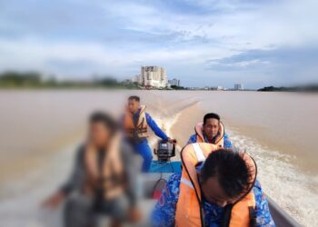 ANGGOTA APM membawa lelaki yang rakitnya dihanyutkan arus deras Sungai Kelantan ke Jeti Kok Majid, Tumpat, Kelantan untuk tindakan selanjutnya.-IHSAN APM KELANTAN.