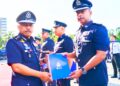 MOHD. Yusoff Mamat (kiri) menyampaikan surat penghargaan kepada pegawainya atas khidmat cemerlang semasa Perhimpunan Bulanan Polis Kelantan di Ibu Pejabat Polis Kontinjen (IPK) Kelantan di Kota Bharu, Kelantan hari ini-UTUSAN/YATIMIN ABDULLAH.