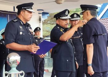 MOHD. Yusoff Mamat (tengah) semasa memakaikan pangkat kepada pegawainya semasa Perhimpunan Bulanan Polis Kelantan di Ibu Pejabat Polis Kontinjen (IPK) Kelantan, Kota Bharu, Kelantan-UTUSAN/YATIMIN ABDULLAH.