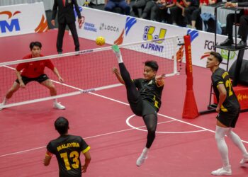 PEREJAM Malaysia, Mohamad Azlan Alias (dua kanan) membuat libasan bola ke arah pasukan Vietnam ketika perlawanan separuh akhir bagi acara regu pada Kejohanan ASTAF Sepaktakraw Piala Asia 2025 di Stadium Titiwangsa di sini hari ini.UTUSAN/ FARIZ RUSADIO