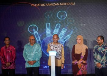 ARMIZAN Mohd Ali ketika merasmikan Seminar Akses Pasaran Runcit dan Majlis Penghargaan Usahawan di Cyberjaya. - UTUSAN/FAISOL MUSTAFA