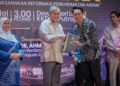AHMAD Zahid Hamidi menyampaikan Anugerah Perkhidmatan Cemerlang kepada Setiausaha Akhbar Md. Fazmel Md. Fadzil pada Majlis Perkhidmatan Cemerlang dan Apresiasi KKDW Tahun 2024 di Putrajaya, - UTUSAN/FAIZ ALIF ZUBIR