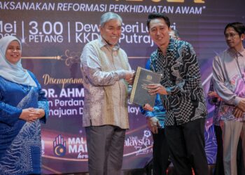 AHMAD Zahid Hamidi menyampaikan Anugerah Perkhidmatan Cemerlang kepada Setiausaha Akhbar Md. Fazmel Md. Fadzil pada Majlis Perkhidmatan Cemerlang dan Apresiasi KKDW Tahun 2024 di Putrajaya, - UTUSAN/FAIZ ALIF ZUBIR