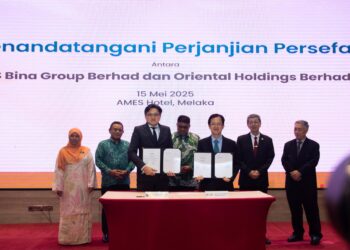 AB. RAUF Yusoh menyaksikan Majlis Menandatangani MoU antara LBS dan OHB di sebuah hotel di Banda Hilir, Melaka. - UTUSAN/ARIF HAMIZAN MISKON