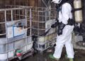 ANGGOTA bomba sedang memadam kebakaran di bahagian luar stor kilang yang menyimpan bahan kimia dalam insiden di Batu Berendam, Melaka.