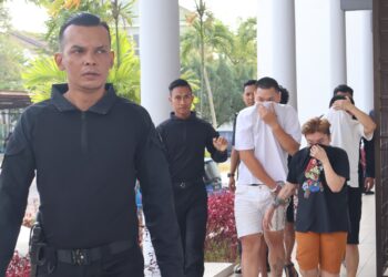 EMPAT daripada enam individu (kanan) yang didakwa atas pertuduhan bersubahat melakukan jenayah penipuan dalam talian dibawa ke Mahkamah Majistret Bukit Mertajam, Pulau Pinang hari ini.-UTUSAN/IQBAL HAMDAN