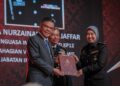SAIFUDDIN Nasution Ismail menyampaikan Anugerah Perkhidmatan Cemerlang Jabatan Imigresen Malaysia di Putrajaya. - UTUSAN/FAIZ ALIF ZUBIR