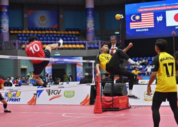 Aksi pemain Malaysia, Afifuddin Razali membuat libasan ketika menentang pasukan Jepun pada acara berpasukan dalam Kejohanan Sepak Takraw Piala Asia ASTAF 2025 di Stadium Titiwangsa di sini hari ini. UTUSAN/SYAKIR RADIN