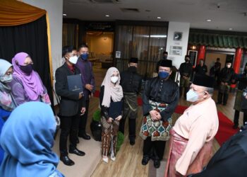TUANKU Syed Sirajuddin Jamalullail beramah mesra bersama para penerima Anugerah Cemerlang Yayasan Tuanku Syed Putra (YTSP) dalam kalangan pelajar cemerlang di Perlis.