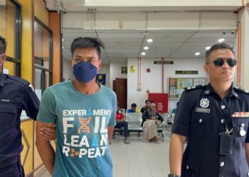 MOHAMAD Daim Salleh (tengah) ketika dibawa ke Mahkamah Majistret Butterworth, Pulau Pinang hari ini.-UTUSAN/SITI NUR MAS ERAH AMRAN