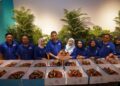 HISAMUDIN Yahya (tengah) ketika penyerahan kek sempena Hari Guru 2025 di Putrajaya. - UTUSAN/FAISOL MUSTAFA