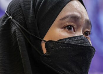 MEENA, ketika sidang akhbar mengenai adiknya yang dipercayai menjadi sindiket pemerdagangan manusia di Kemboja, anjuran Pertubuhan Kemanusiaan Masyarakat Antarabangsa Malaysia (MHO)  di Megan Avenue 1, Jalan Tun Razak. UTUSAN/IQBAL ROSLI