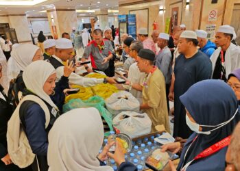 PETUGAS media TH menganjurkan program ‘sabil’ sarapan hasil sumbangan wang daripada pemberi di tanah air serta jemaah di Abraj Al Janadriyah, Mekah hari ini.