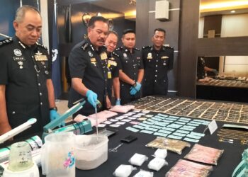 HAMZAH Ahmad (dua dari kiri) menunjukkan sebahagian daripada dadah yang dirampas ketika sidang akhbar di IPK Pulau Pinang, hari ini.-UTUSAN/SAFINA RAMLI