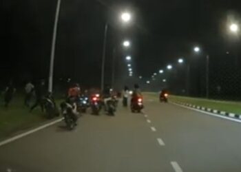 TANGKAP layar pergaduhan sekumpulan remaja lelaki di lampu isyarat berhampiran sebuah stesen minyak di Jalan Kelisa Ria di Sungai Petani, kelmarin.