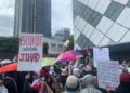 ORANG ramai yang hadir membawa sepanduk bagi menunjukkan solidariti terhadap rakyat Palestin yang ditindas di jalan Tun Razak, Kuala Lumpur.