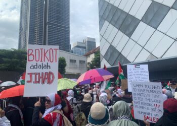 ORANG ramai yang hadir membawa sepanduk bagi menunjukkan solidariti terhadap rakyat Palestin yang ditindas di jalan Tun Razak, Kuala Lumpur.