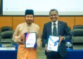 ABDUL Rasheed Ghaffour (kanan) bersama Mohd. Uzir Mahidin (kiri) menunjukkan buku laporan Prestasi Ekonomi Suku Pertama Tahun 2025 (1Q2025 GDP) di Sasana Kijang di sini, semalam. - UTUSAN/ISKANDAR ISHAK