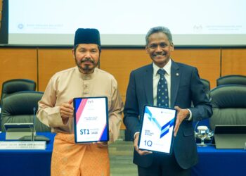 ABDUL Rasheed Ghaffour (kanan) bersama Mohd. Uzir Mahidin (kiri) menunjukkan buku laporan Prestasi Ekonomi Suku Pertama Tahun 2025 (1Q2025 GDP) di Sasana Kijang di sini, semalam. - UTUSAN/ISKANDAR ISHAK