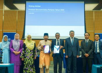 Gabenor Bank Negara, Datuk Seri Abdul Rasheed Ghaffour (lima dari kiri) bersama  Datuk Seri Dr. Mohd Uzir Mahidin (empat dari kiri) ketika bergambar selepas sidang akhbar Prestasi Ekonomi Suku Pertama Tahun 2025 (1Q2025 GDP) di Sasana Kijang di sini, semalam. Gambar ISKANDAR ISHAK