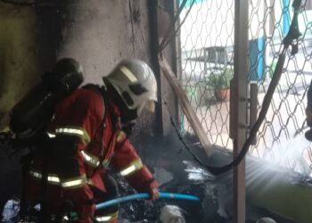 ANGGOTA bomba berusaha memadam kebakaran yang melibatkan bilik darjah di sebuah sekolah rendah di Kepala Batas, Pulau Pinang petang tadi.-GAMBAR/JBPM PULAU PINANG