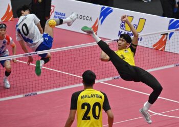 Aksi pemain Malaysia, Noraizat Nordin membuat libasan ketika menentang pasukan Korea Selatan pada acara berpasukan dalam Kejohanan Sepak Takraw Piala Asia ASTAF 2025 di Stadium Titiwangsa di sini hari ini. UTUSAN/SYAKIR RADIN