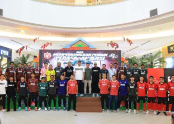 PEMAIN-PEMAIN Kelantan FT semasa majlis pelancaran jersi baharu dan pengenalan pemain yang bakal beraksi dalam sainga  MPFL Divisyen 2 yang membuka tirai pada Sabtu ini pada majlis Pelancaran Jersi & Memperkenalkan Pemain Kelantan FT di Kota Bharu, Kelantan-UTUSAN/KAMARUL BISMI KAMARUZAMAN