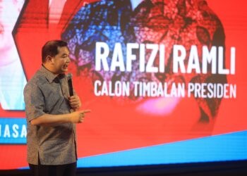 RAFIZI Ramli semasa menyampaikan semasa Program Jelajah Hidupkan Idealisme Reformasi dalam Ujian Kuasa (HIRUK) Kelantan dan Terengganu di Kota Bharu, Kelantan malam tadi-UTUSAN/KAMARUL BISMI KAMARUZAMAN.