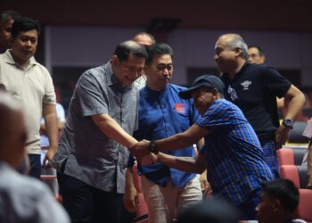RAFIZI Ramli (dua kiri) beramah mesra dengan ahli PKR yang hadir ke Program Jelajah Hidupkan Idealisme Reformasi dalam Ujian Kuasa (HIRUK) Kelantan dan Terengganu di Kota Bharu, Kelantan malam tadi-UTUSAN/KAMARUL BISMI KAMARUZAMAN.