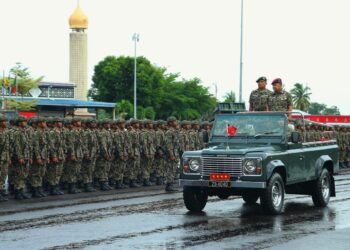 MUHAMMAD Hafizuddeain Jantan, ketika Pemeriksaan Perbarisan Tamat Latihan Perajurit Muda Lelaki Siri 202/2024 di Pusasda, Port Dickson, hari ini.-UTUSAN/ MOHD. SHAHJEHAN MAAMIN.