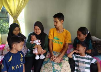 MOHD. Amin Nor Mokhtar bersama Nurul Aida Abdul dan lima anak mereka ketika ditemui di Kampung Kurnia Diraja, Tampin, Negeri Sembilan. – UTUSAN/NOR AINNA HAMZAH