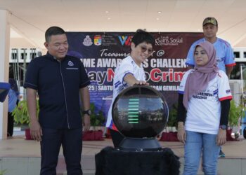 WONG Ing Fung (tengah) ketika merasmikan program Jangan Kena Scam di Universiti Kebangsaan Malaysia, Bangi semalam.