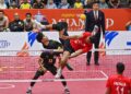 PEREJAM negara, Muhammad Noraizat Mohd Nordin melakukan libasan pada perlawanan separuh akhir acara regu berpasukan kejohanan Piala Asia Sepaktakraw ASTAF 2025 di Stadium Titiwangsa.-UTUSAN/SYAKIR RADIN