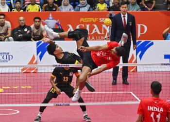 PEREJAM negara, Muhammad Noraizat Mohd Nordin melakukan libasan pada perlawanan separuh akhir acara regu berpasukan kejohanan Piala Asia Sepaktakraw ASTAF 2025 di Stadium Titiwangsa.-UTUSAN/SYAKIR RADIN
