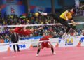 AKSI pemain Malaysia, Noraizat Nordin menahan libasan bola dari pasukan Thailand pada perlawanan akhir acara berpasukan dalam Kejohanan Sepak Takraw Piala Asia ASTAF 2025 di Stadium Titiwangsa di sini hari ini. UTUSAN/SYAKIR RADIN
