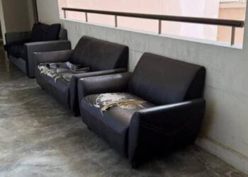 MANGSA didakwa memanjat sofa di ruang terbuka sebelum dilaporkan jatuh.