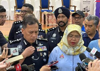 Maimunah Mohd. Sharif(kiri) ketika sidang akhbar di Dewan Serbaguna PPR Sri Desa Rejang.