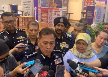 RUSDI Mohd. Isa bersama pemberita selepas Program Kesejahteraan Komuniti Bandar Selamat 'PPR Bestari' Tahun 2025 di Dewan Serbaguna Taman Perumahan Desa Rejang, hari ini.