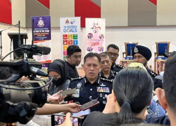 RUSDI Mohd. Isa bersama pemberita selepas Program Kesejahteraan Komuniti Bandar Selamat 'PPR Bestari' Tahun 2025 di Dewan Serbaguna Taman Perumahan Desa Rejang, hari ini.